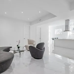 Comfortable In Next To Yorkdale Mall Couette-café